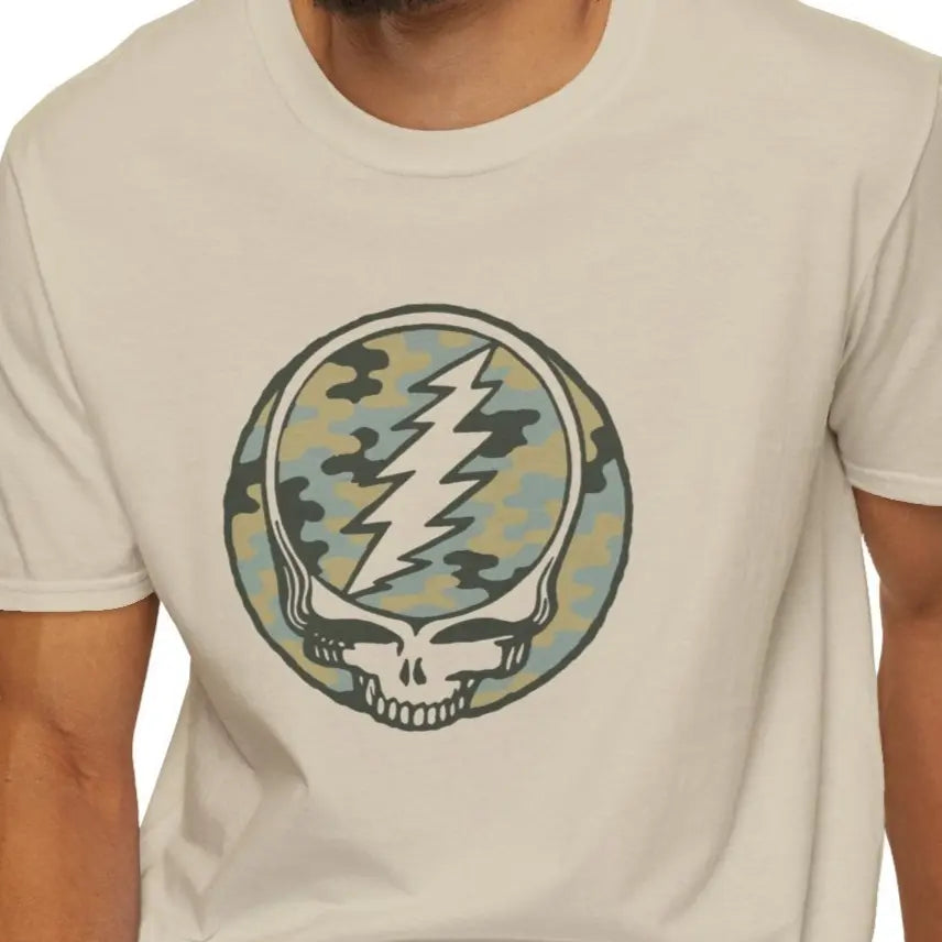 Beige T-shirt with camo skull lightning graphic