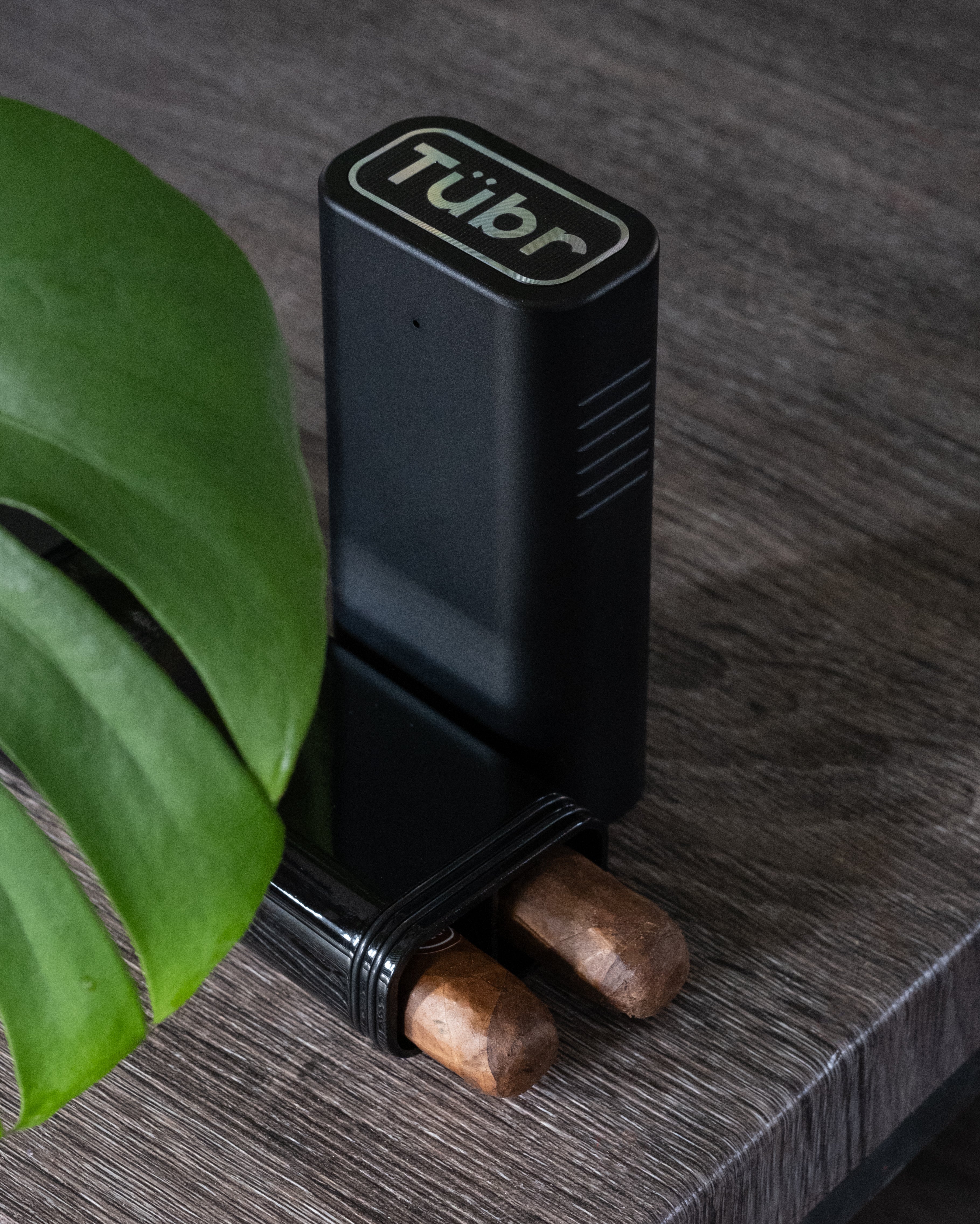 Tübr Gordo aluminum cigar tube with two cigars in a black case