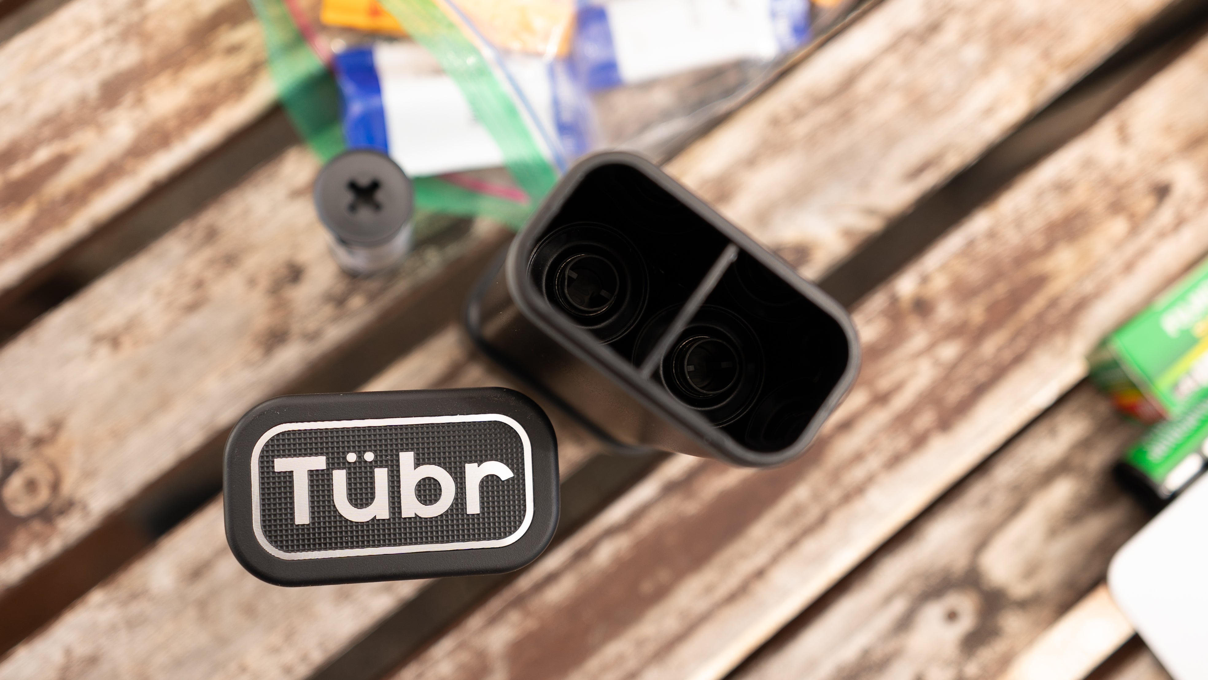 Tübr Gordo Alümen black wireless earbud charging case with open dual-slot interior
