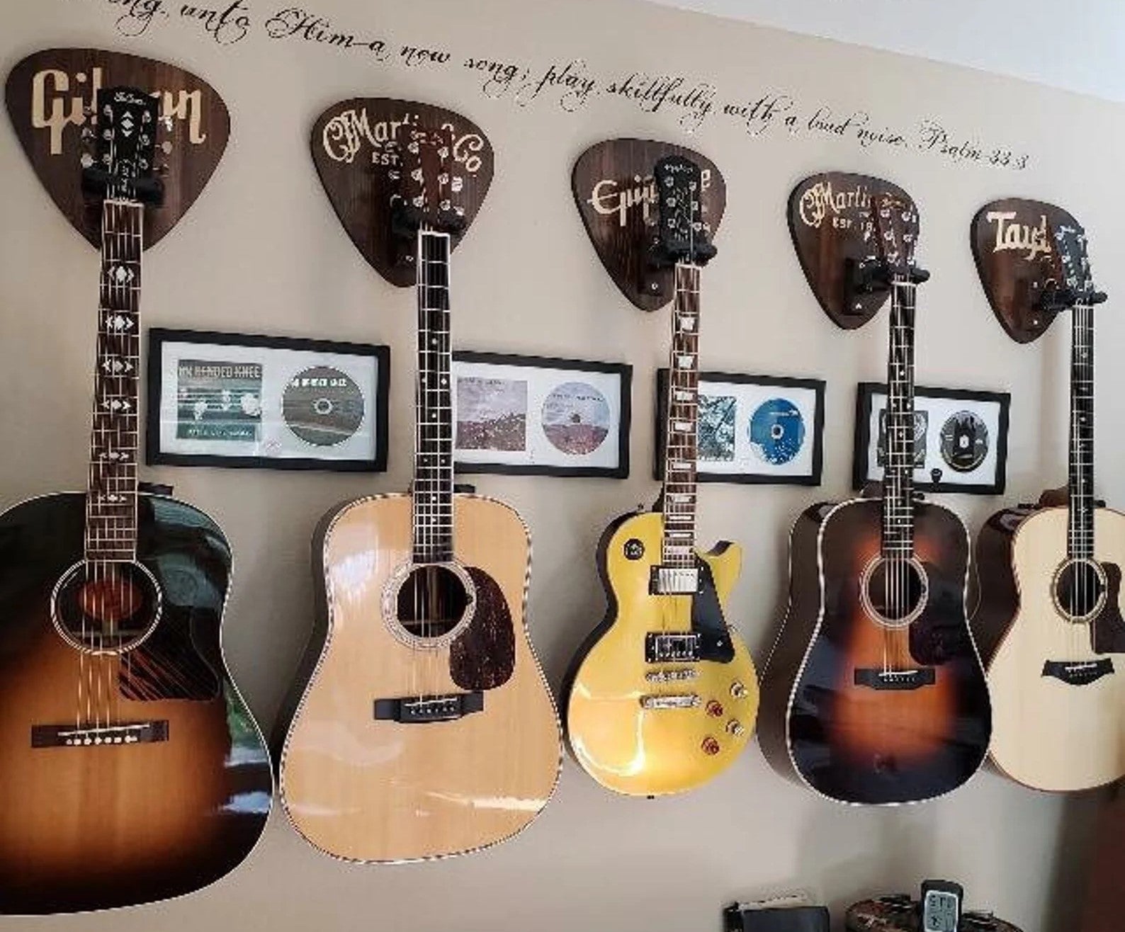 Guitar Pick – Wood Guitar Wall Mount